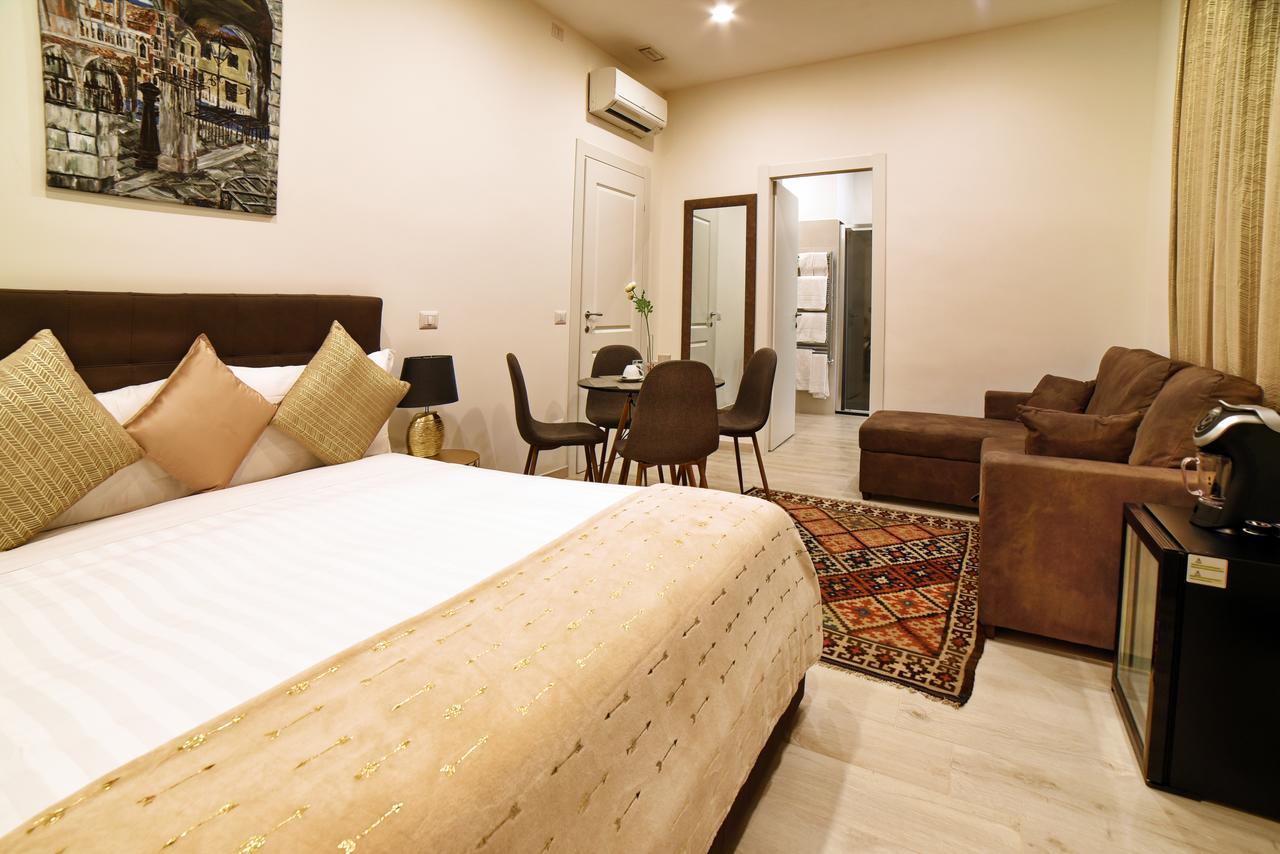 Apartament typu Suite z łóżkiem typu queen-size i wanną z hydromasażem
